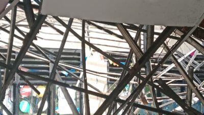 Atap SDN Kedung Dalam 2 Tangerang ambruk saat belajar, beberapa siswa luka, Dinas Pendidikan lakukan peninjauan lokasi.