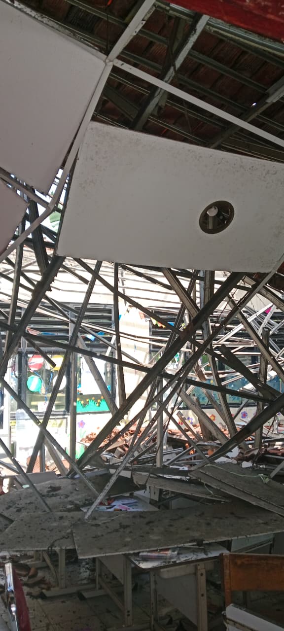 Atap SDN Kedung Dalam 2 Tangerang ambruk saat belajar, beberapa siswa luka, Dinas Pendidikan lakukan peninjauan lokasi.