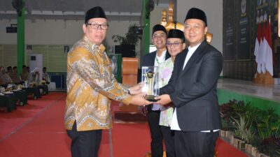 Suryalaya Award dianugerahkan kepada 70 tokoh di milad ke-120 Ponpes Suryalaya sebagai penghargaan atas pengabdian dan dedikasi TQN.