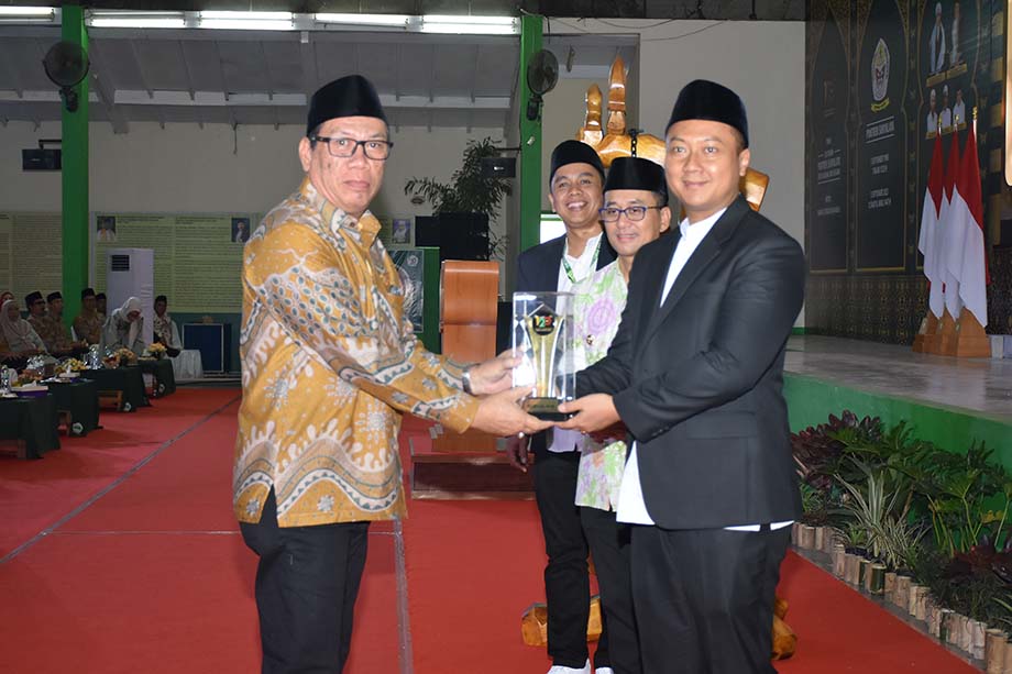 Suryalaya Award dianugerahkan kepada 70 tokoh di milad ke-120 Ponpes Suryalaya sebagai penghargaan atas pengabdian dan dedikasi TQN.