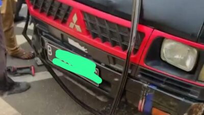 Adu banteng dua mobil box di Ciputat. Diduga pengemudi hindari kucing, satu luka dan kendaraan ringsek. Ditangani Polres Tangsel.