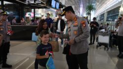 Jelang Hari Kemerdekaan, Polisi Bagikan Bendera Indonesia ke Penumpang Bandara Soetta