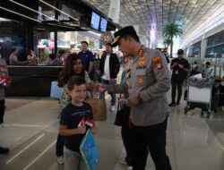 Jelang Hari Kemerdekaan, Polisi Bagikan Bendera Indonesia ke Penumpang Bandara Soetta