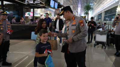 Jelang Hari Kemerdekaan, Polisi Bagikan Bendera Indonesia ke Penumpang Bandara Soetta