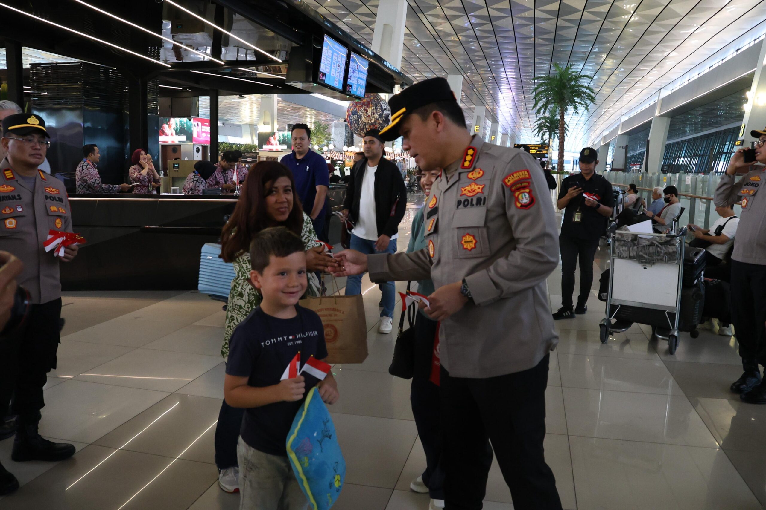 Jelang Hari Kemerdekaan, Polisi Bagikan Bendera Indonesia ke Penumpang Bandara Soetta