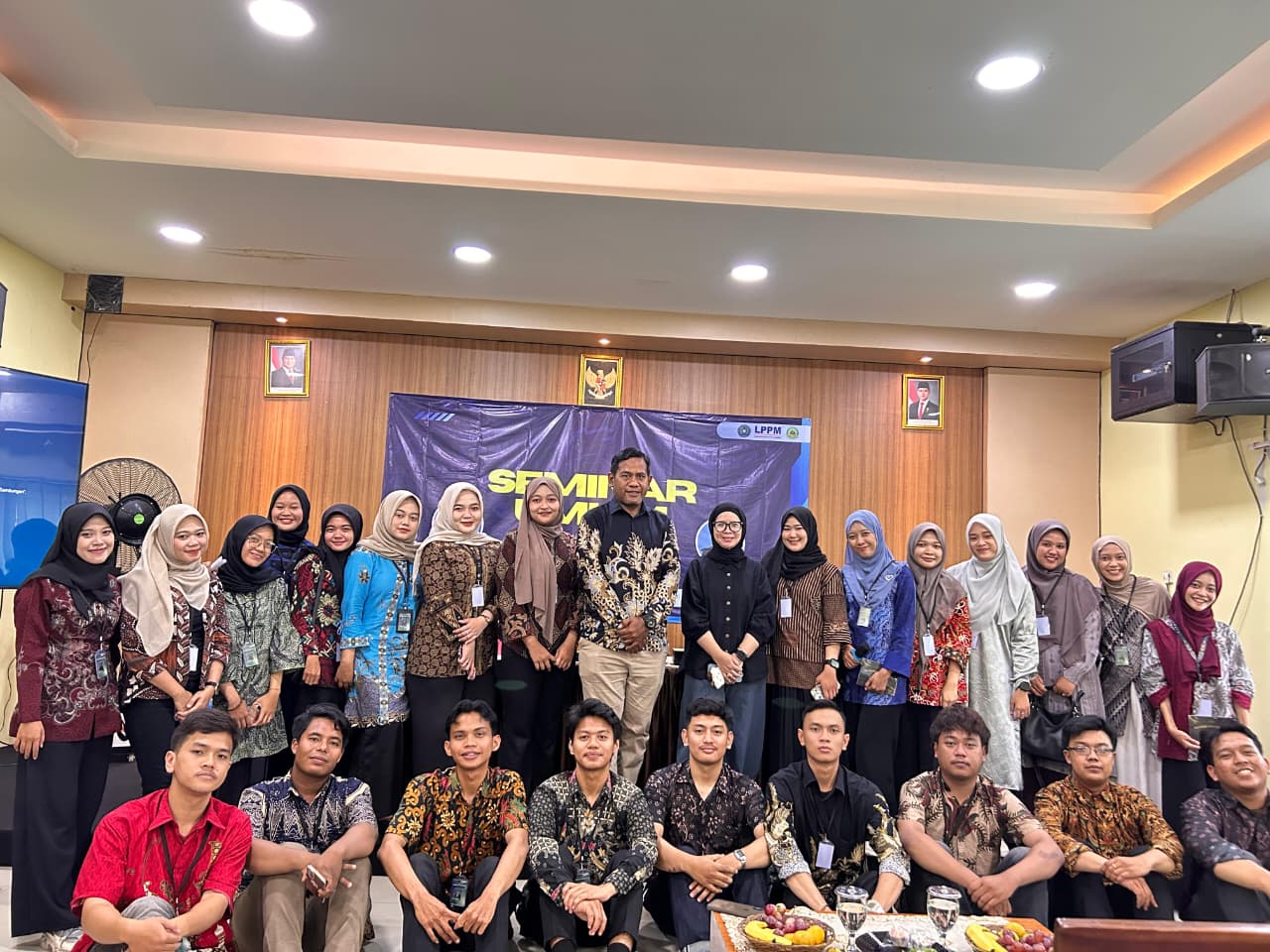 KKN UMT 2025 di Desa Sukabakti resmi ditutup. Mahasiswa tinggalkan jejak manfaat lewat program sosial, pendidikan, dan UMKM.