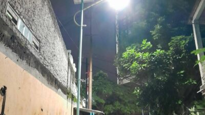 Pemkot Tangsel gerak cepat perbaiki PJU solar cell rusak di Ciputat. Jalan kembali terang, warga apresiasi respons pemerintah.