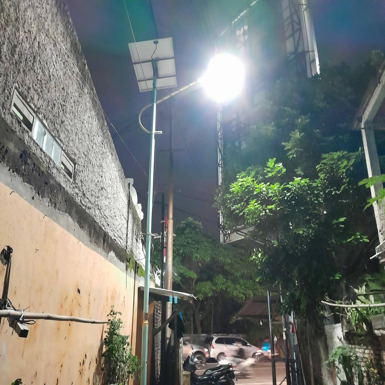 Cepat Tanggap, Pemkot Tangsel Perbaiki PJU Solar Cell yang Padam di Ciputat