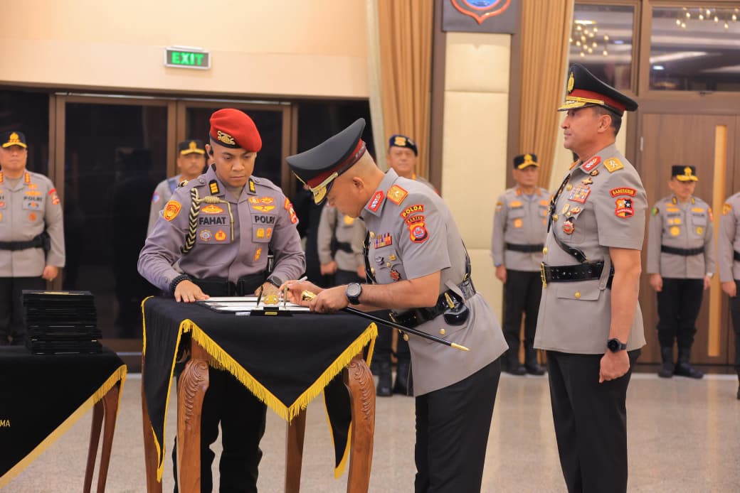 Brigjen Pol Hengki resmi dilantik Kapolda Banten oleh Kapolri. Pergantian ini diharapkan tingkatkan kinerja dan kepercayaan Polri.