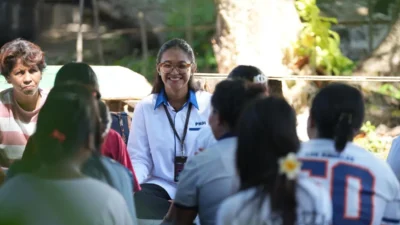 Masih dalam semarak HUT RI ke-80, karyawan PNM menggelar aksi nyata dengan turun langsung bergotong royong bersama masyarakat
