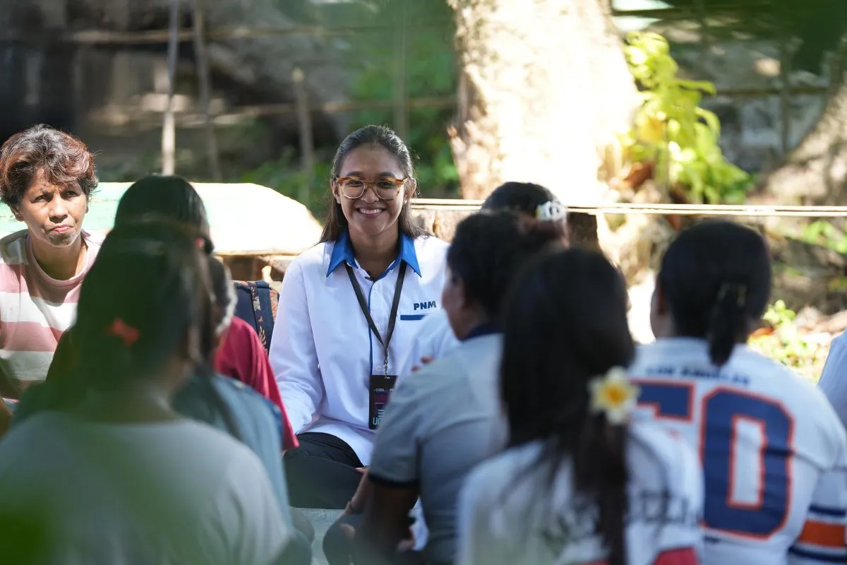 Masih dalam semarak HUT RI ke-80, karyawan PNM menggelar aksi nyata dengan turun langsung bergotong royong bersama masyarakat