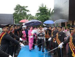 Upacara Pedang Pora Jadi Tanda Perpisahan Kapolda Banten Lama dan Sambut Semangat Baru