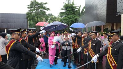Upacara Pedang Pora warnai pelepasan Irjen Pol Suyudi Ario Seto, sekaligus sambut Brigjen Pol Hengki sebagai Kapolda Banten baru.