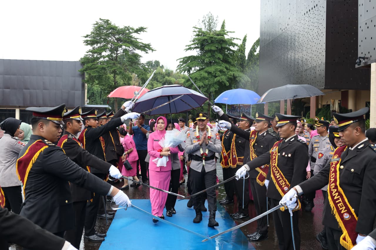 Upacara Pedang Pora warnai pelepasan Irjen Pol Suyudi Ario Seto, sekaligus sambut Brigjen Pol Hengki sebagai Kapolda Banten baru.
