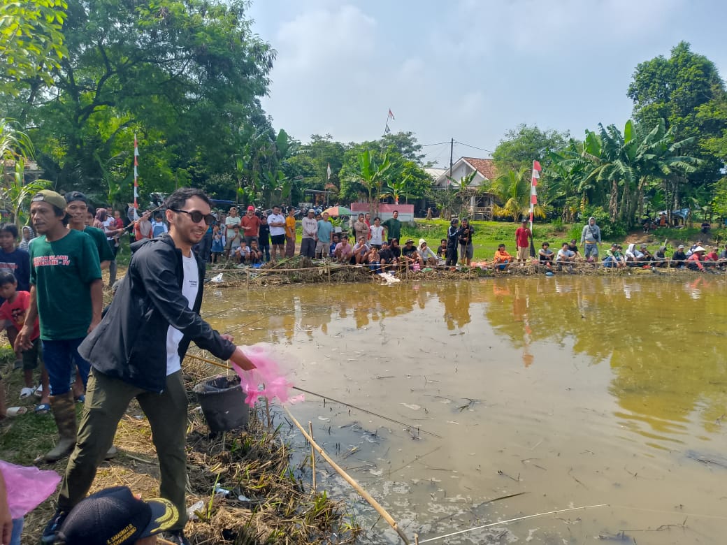 Iqrar Risyad Nasution gelar lomba mancing di Palasari Legok rayakan HUT RI ke-80, warga antusias ikuti acara meriah penuh kebersamaan.