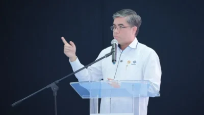 Pemerintah menegaskan komitmen menjadikan Tabungan Perumahan Rakyat (Tapera) sebagai instrumen strategis untuk memperluas akses pekerja terhadap rumah layak dan terjangkau. Hal ini disampaikan Menteri Ketenagakerjaan, Yassierli, ketika menghadiri Rapat Komite Tapera bersama Menteri Perumahan dan Kawasan Permukiman (PKP), Maruarar Sirait, Menteri Keuangan, Sri Mulyani, dan Anggota Dewan Komisioner Otoritas Jasa Keuangan (DK OJK), Friderica Widyasari Dewi, di Jakarta, Rabu (27/8/2025).