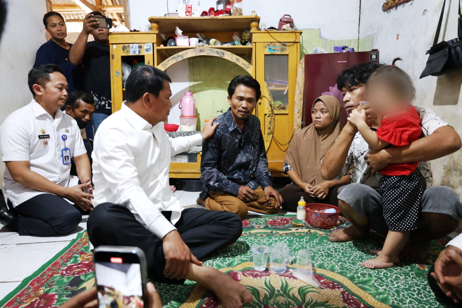 Bupati Tangerang kunjungi balita penderita tumor di Kronjo, pastikan penanganan lanjutan dan dukungan penuh dari Pemkab.