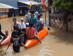 Dikepung Banjir, Warga Petir Cipondoh Tetap Berangkat Jumatan Naik Perahu Karet