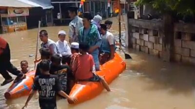 Warga Petir Cipondoh kembali terdampak banjir kiriman setinggi 1 meter, bahkan salat Jumat terpaksa naik perahu karet.