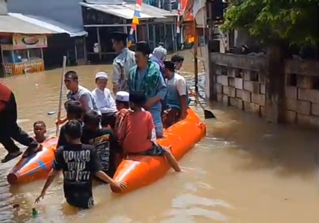 Warga Petir Cipondoh kembali terdampak banjir kiriman setinggi 1 meter, bahkan salat Jumat terpaksa naik perahu karet.