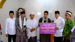 Bupati Tangerang gelar Jumling di Kresek, serap aspirasi warga, sholat Jumat berjamaah, dan serahkan bantuan Rp 20 juta untuk masjid.