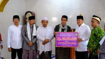 Bupati Tangerang gelar Jumling di Kresek, serap aspirasi warga, sholat Jumat berjamaah, dan serahkan bantuan Rp 20 juta untuk masjid.