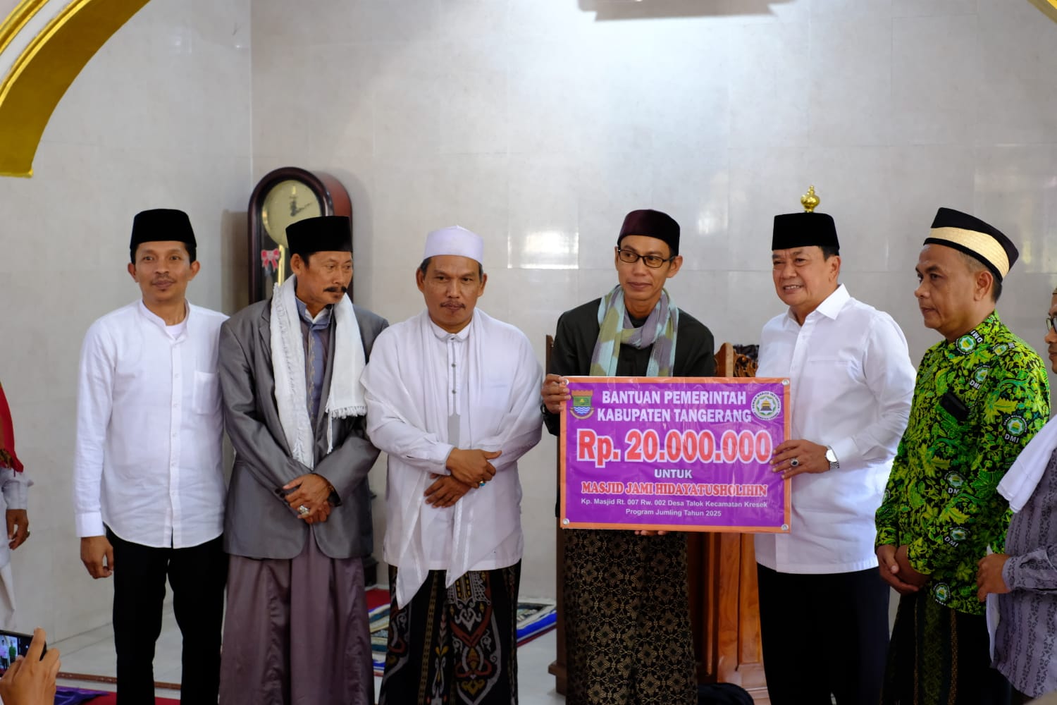 Bupati Tangerang gelar Jumling di Kresek, serap aspirasi warga, sholat Jumat berjamaah, dan serahkan bantuan Rp 20 juta untuk masjid.