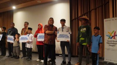 Sinar Mas Land salurkan Rp300 juta bagi 306 penerima melalui Program Bantuan Pendidikan 2025, wujud nyata komitmen CSR.