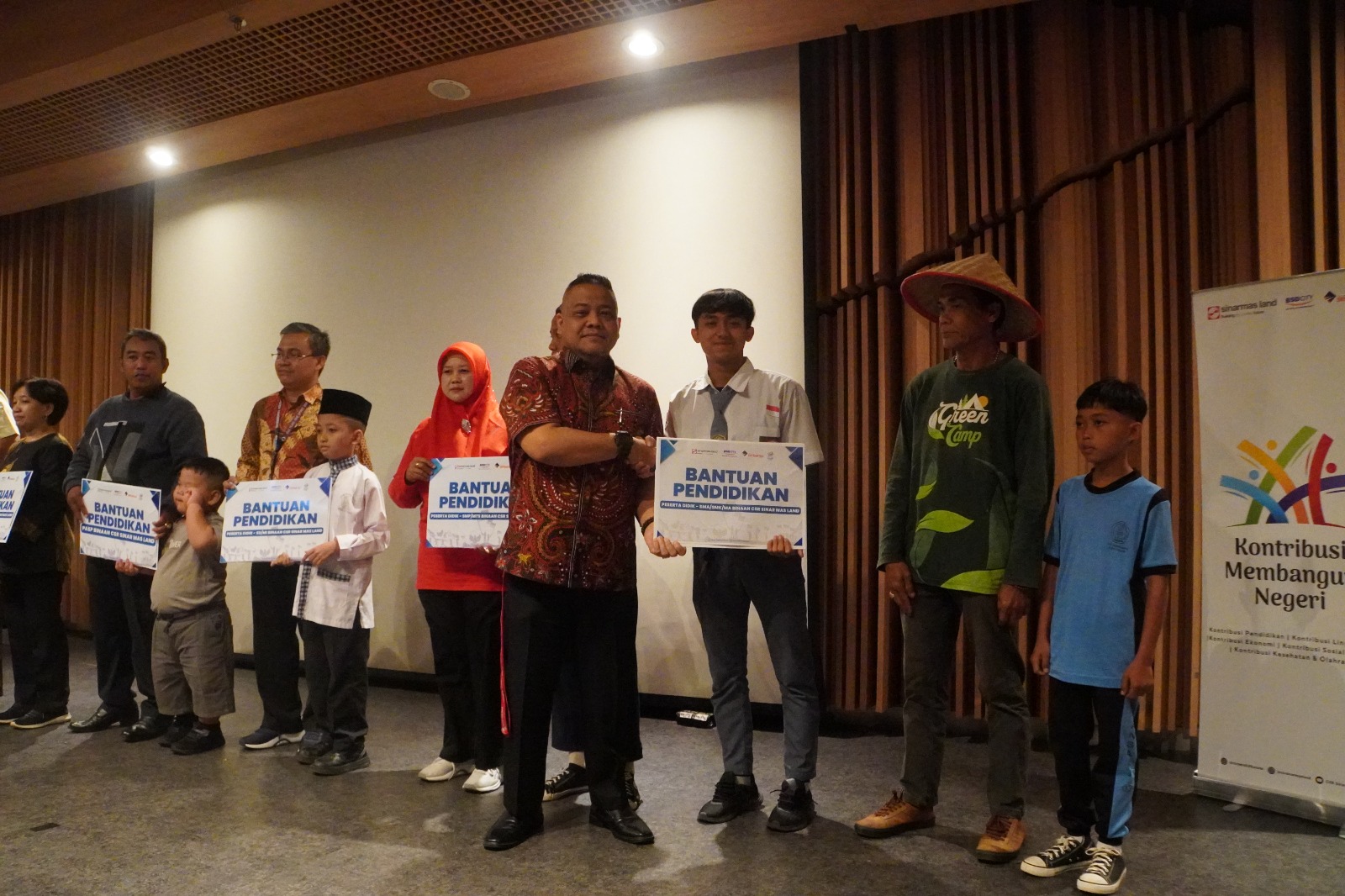 Sinar Mas Land salurkan Rp300 juta bagi 306 penerima melalui Program Bantuan Pendidikan 2025, wujud nyata komitmen CSR.