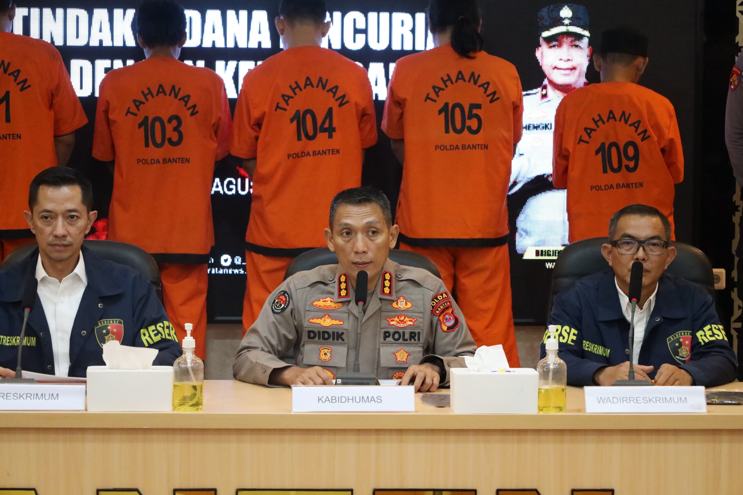 Polda Banten bekuk sindikat pencurian truk solar 14 KL di Tol Tangerang-Merak. Sopir disekap, pelaku gunakan modus himpit dan todong senjata.