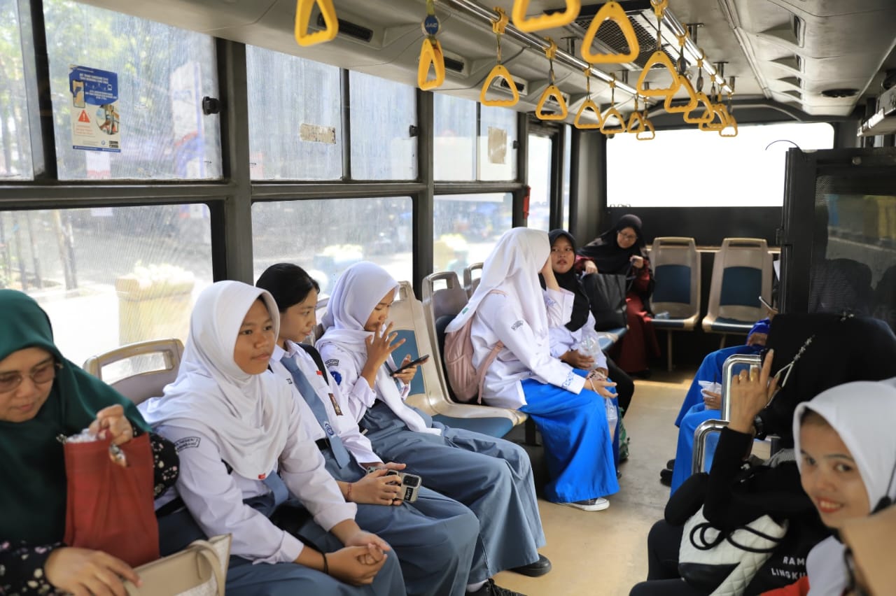 Pemkot Tangerang gratiskan Bus Tayo di HUT RI ke-80, disambut antusias pelajar dan warga yang memanfaatkan layanan transportasi publik.
