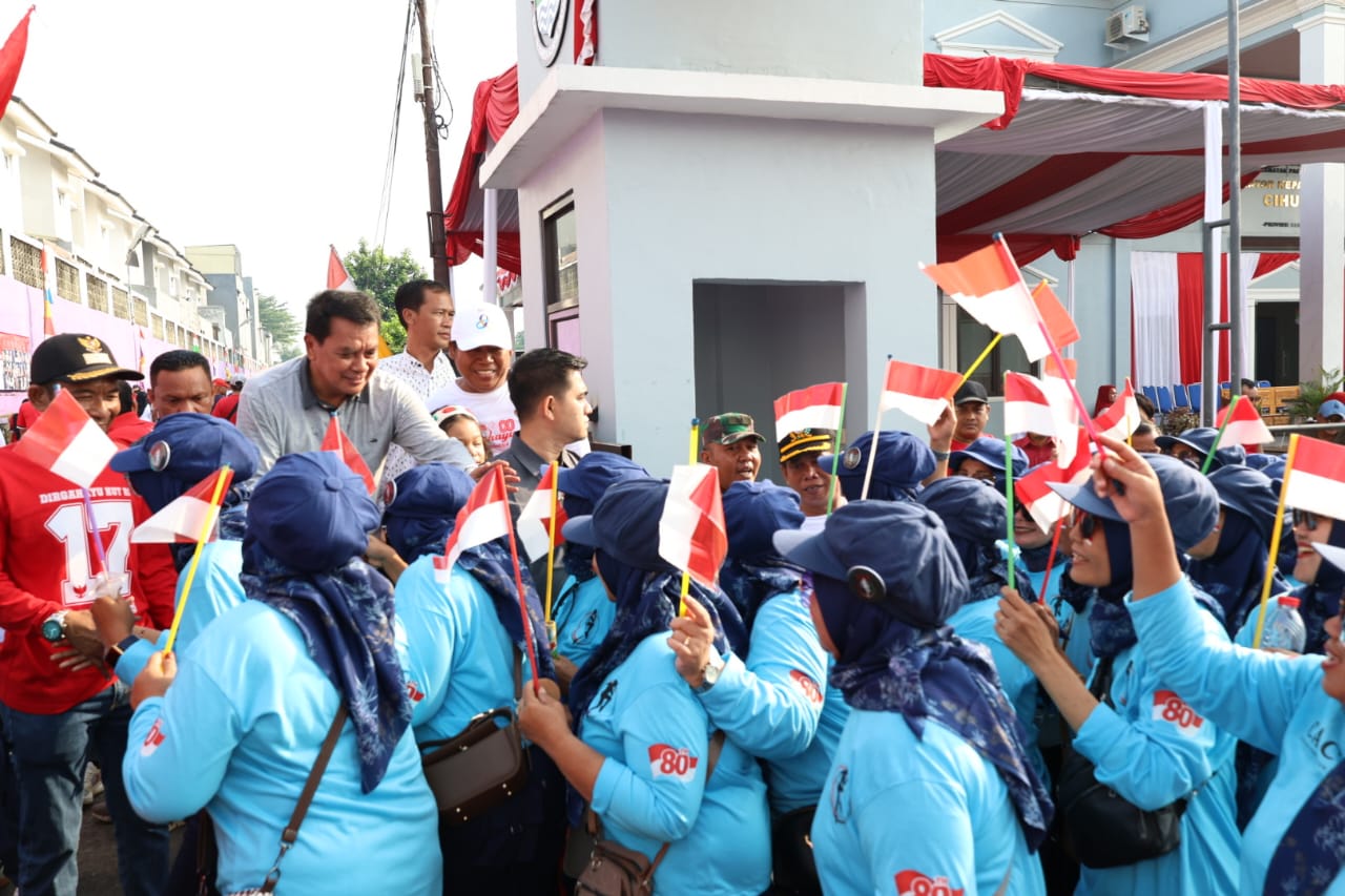 Bupati Tangerang Maesyal Rasyid hadiri HUT RI ke-80 di Desa Cihuni, warga antusias ikuti gerak jalan dan rangkaian lomba kebersamaan.