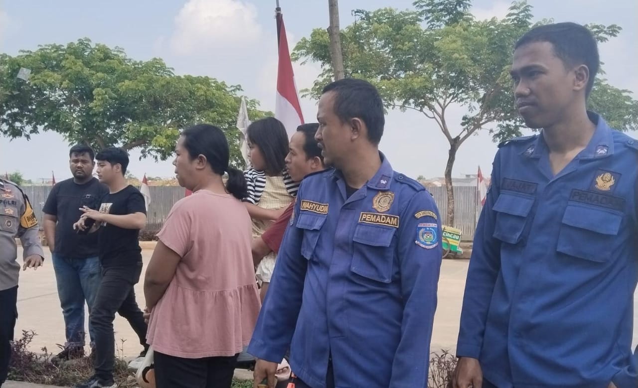 Damkar Tangsel evakuasi anjing liar di Pondok Aren usai bocah digigit hingga dirawat dan mendapat suntikan anti-rabies.
