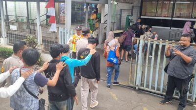 Polsek Ciputat Timur amankan enam pelajar di Stasiun Jombang dan lakukan penyekatan 13 titik cegah aksi demo ke Jakarta.