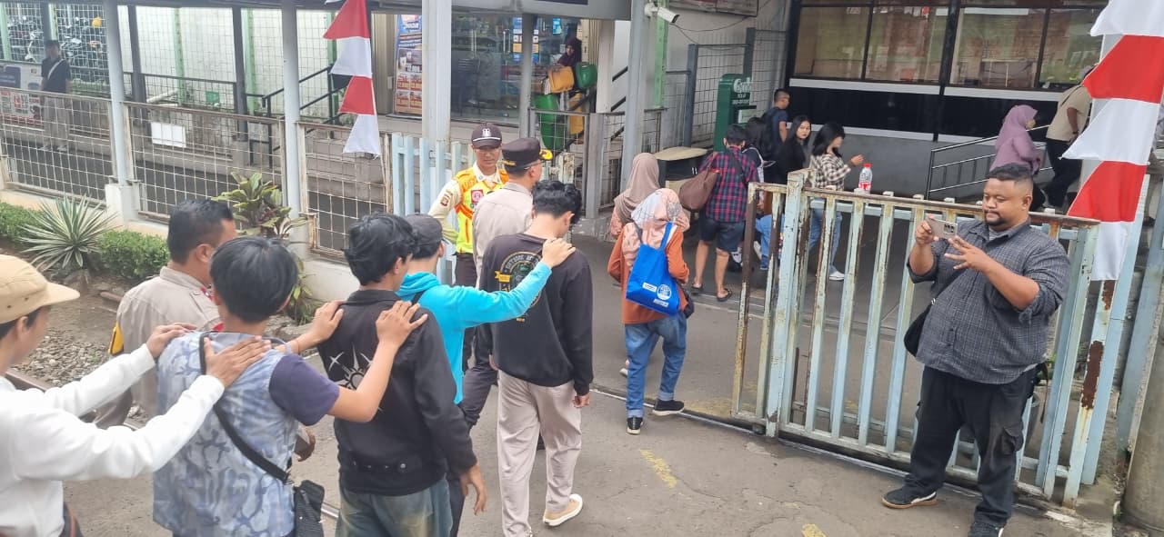 Polsek Ciputat Timur amankan enam pelajar di Stasiun Jombang dan lakukan penyekatan 13 titik cegah aksi demo ke Jakarta.