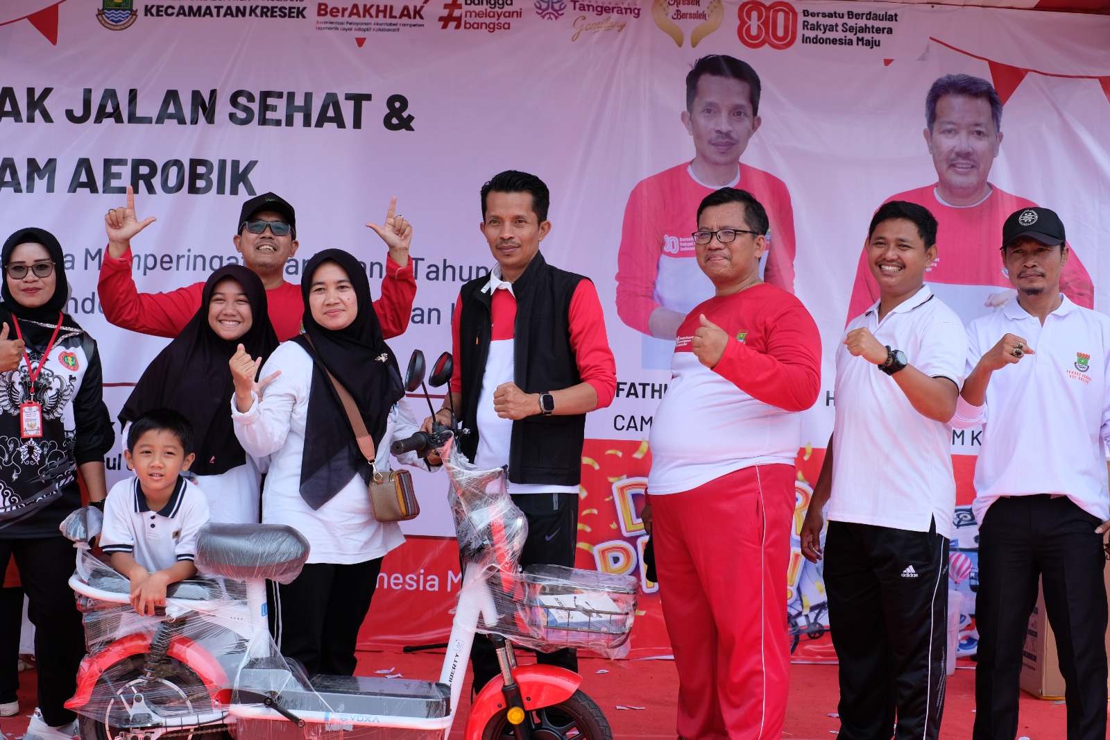 Ribuan warga Kresek meriahkan HUT RI ke-80 dengan gerak jalan dan senam aerobik, wujud semangat kebersamaan dan cinta tanah air.