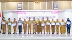 Sekda Tangerang serahkan penghargaan kearsipan internal 2025, dorong PD tingkatkan sistem arsip modern dan inovatif.