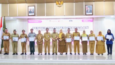 Sekda Tangerang serahkan penghargaan kearsipan internal 2025, dorong PD tingkatkan sistem arsip modern dan inovatif.