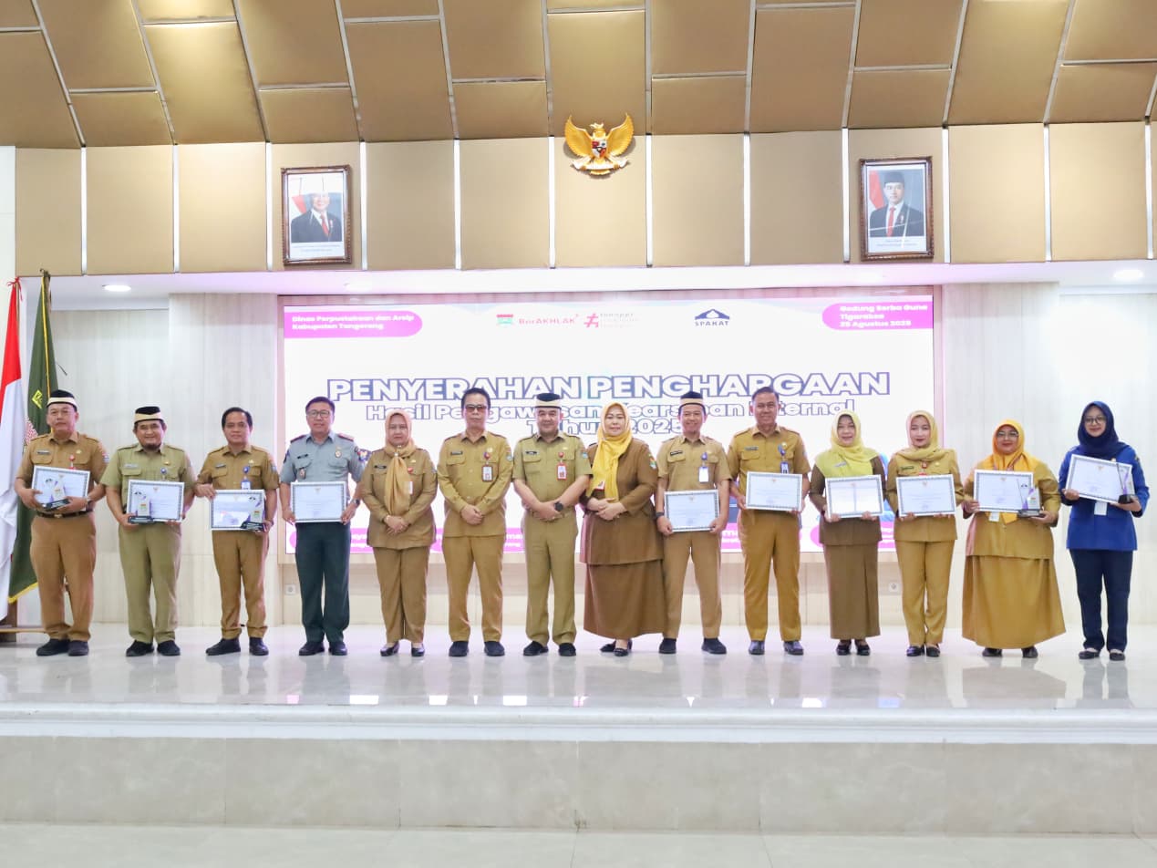 Sekda Tangerang serahkan penghargaan kearsipan internal 2025, dorong PD tingkatkan sistem arsip modern dan inovatif.