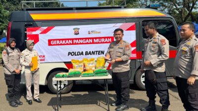 Polda Banten gelar Operasi Pasar Murah di Serang, 460 kg beras ludes terjual. Polisi hadir bantu ketahanan pangan dan jalin komunikasi warga.