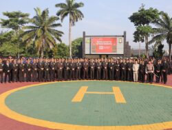 Upacara HUT RI ke-80 di Polda Banten, Wakapolda Serahkan Piagam Penghargaan untuk Personel Unggul