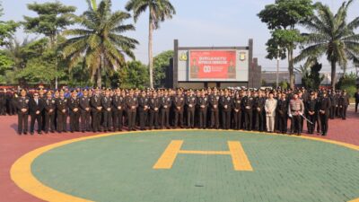 Polda Banten gelar upacara HUT RI ke-80, Wakapolda Brigjen Pol Hengki serahkan penghargaan bagi satker dan personel berprestasi.