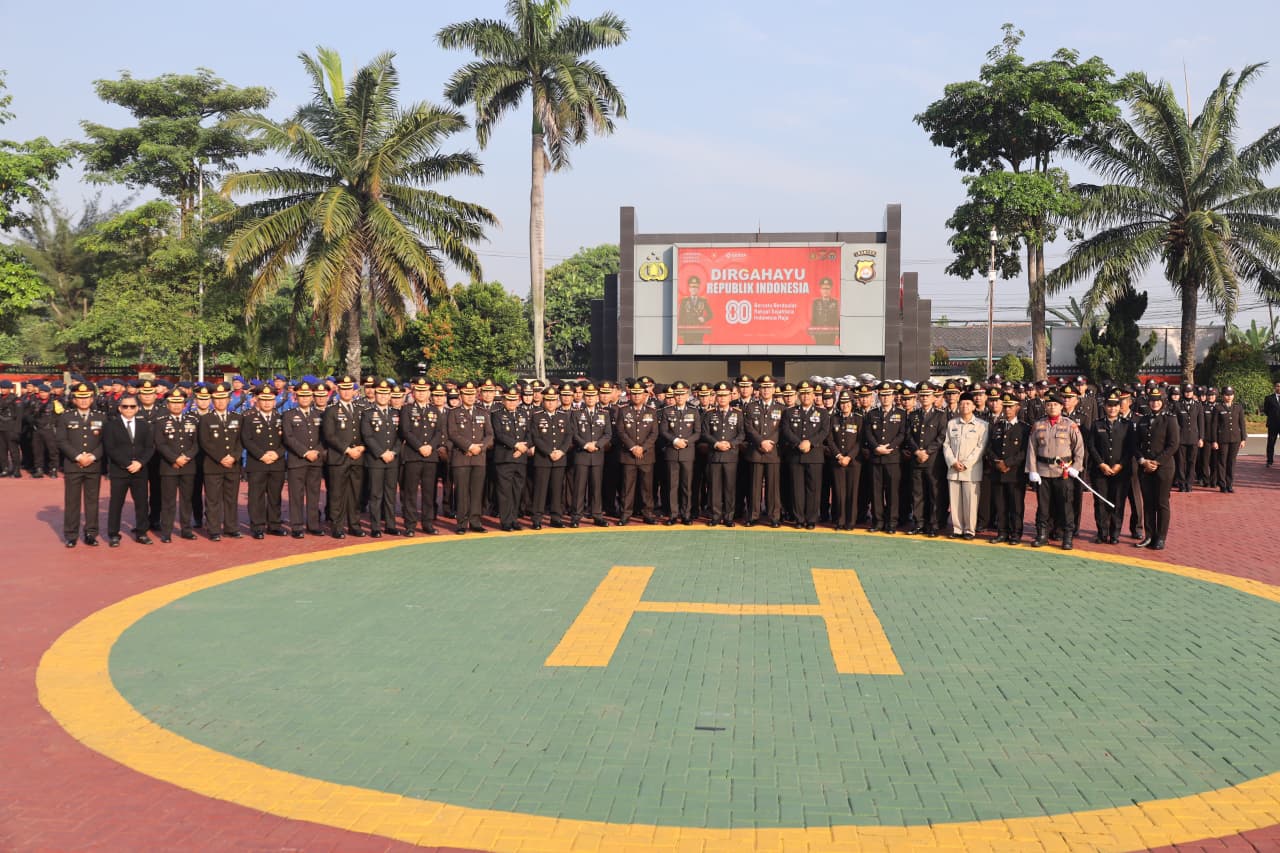 Polda Banten gelar upacara HUT RI ke-80, Wakapolda Brigjen Pol Hengki serahkan penghargaan bagi satker dan personel berprestasi.