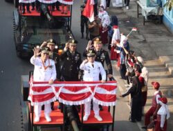 Wali Kota Benyamin Pimpin Parade Tank HUT RI ke-80 di Tangsel, Warga Antusias