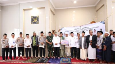 Bupati Tangerang gelar Jumling di Masjid Hikmatul Falahiyah, Cisoka, serahkan bantuan Rp 20 juta dan serap aspirasi warga.