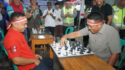 Kapolresta Tangerang menang dramatis lawan Ketua RW di Liga Catur HUT RI ke-80, sekaligus resmikan lomba dan beri pesan kamtibmas.