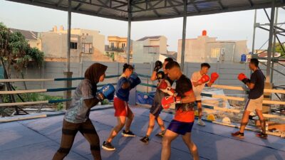 Tiga atlet Brimob Polda Banten jalani latihan intensif dua sesi per hari jelang Kapolri Cup 2025, fokus fisik, teknik, dan koordinasi.