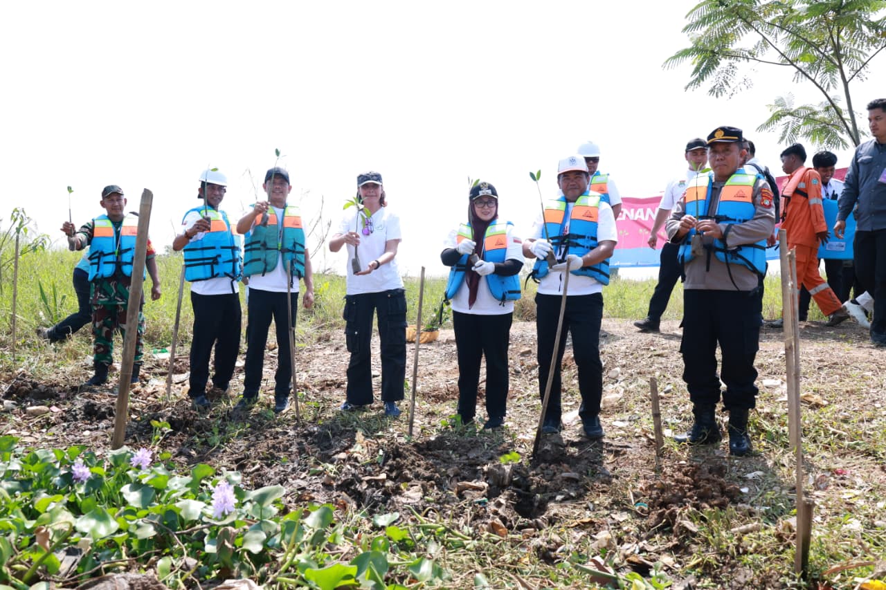 Wabup Intan hadiri aksi bersih di Teluknaga, ajak masyarakat gotong royong atasi sampah dan wujudkan Tangerang hijau berkelanjutan.