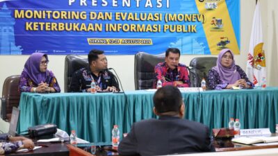 Bupati Tangerang Maesyal Rasyid paparkan capaian dan inovasi keterbukaan informasi publik dalam Monev KIP Banten 2025.
