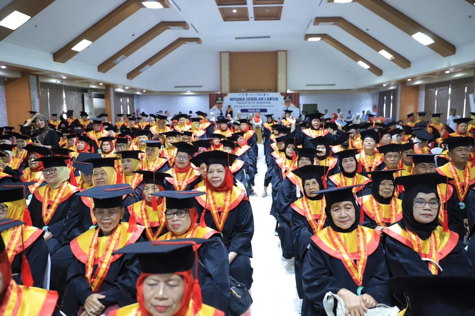 390 lansia dari 13 kecamatan diwisuda Pemkot Tangerang. Bukti semangat belajar tak kenal usia dan pemberdayaan lansia tangguh.